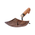 TREASURE Ljushållare av rostbrunt järn med träskaft, järnring och ljuspigg, längd 30 cm