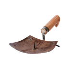 TREASURE Ljushållare av rostbrunt järn med träskaft, järnring och ljuspigg, längd 30 cm