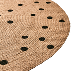 JUNI Matta i flätad jute, natur med svarta prickar över hela ytan, diameter 120 cm – bild 2