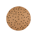 JUNI Matta i flätad jute, natur med svarta prickar över hela ytan, diameter 120 cm