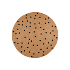 JUNI Matta i flätad jute, natur med svarta prickar över hela ytan, diameter 120 cm