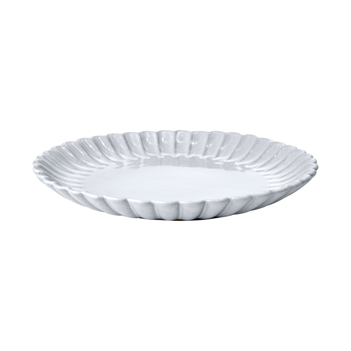 HULDA Tallrik i elfenbensvitt stengods med räfflad vågig kant, diameter 26 cm – bild 2