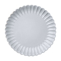 HULDA Tallrik i elfenbensvitt stengods med räfflad vågig kant, diameter 26 cm